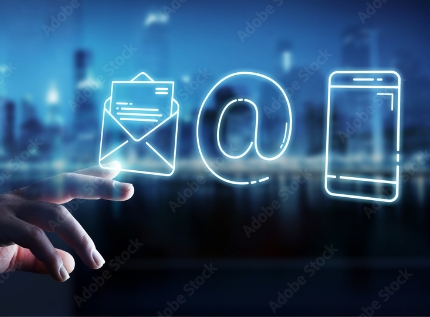 Hand zeigt auf Icons zum Kontakt aufnehmen.
