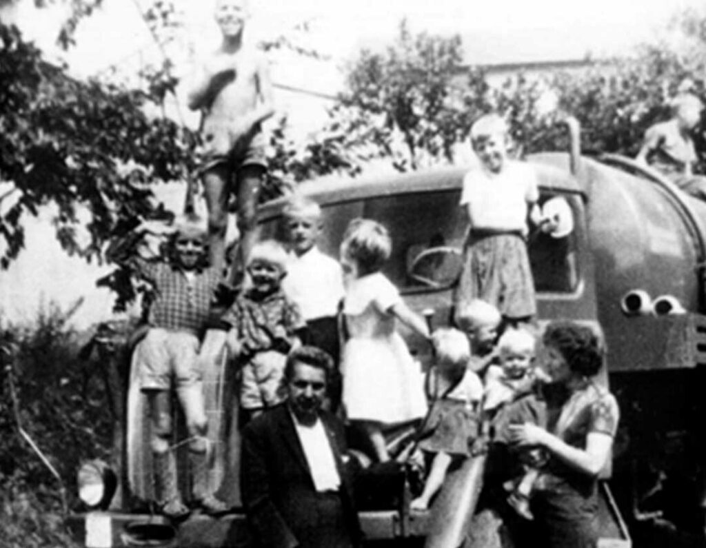 Familien Foto mit Eltern und Kindern.