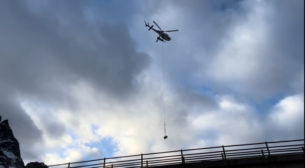 Helikotper, der Maschinen zum Einsatzort fliegt