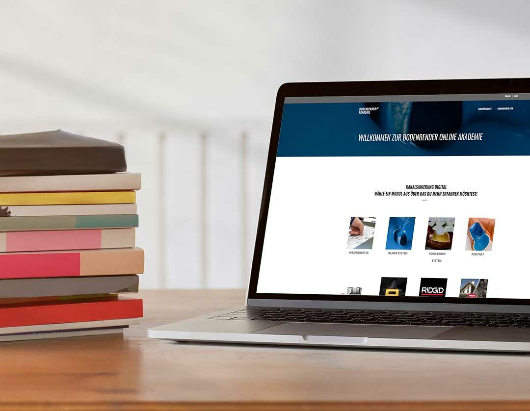 E-Learning Materialien: Bücher und Laptop.